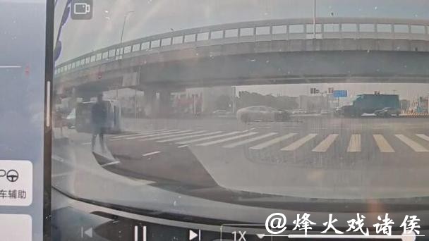 事发浦东!救护车被伪装车撞翻轮子飞出 事发浦东!救护车被伪装车撞翻轮子飞出