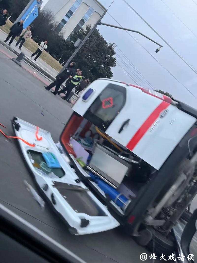 事发浦东!救护车被伪装车撞翻轮子飞出 事发浦东!救护车被伪装车撞翻轮子飞出