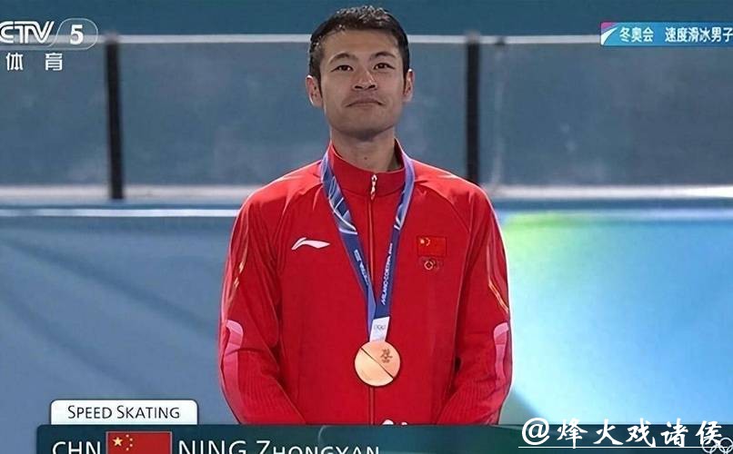 半小时等待！中国名将创历史泪洒赛场，21岁天才夺金独揽两大纪录