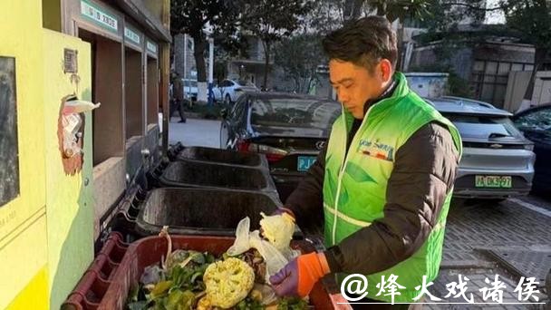 数十万元金饰当垃圾扔了!寒夜苦等4小时的他“是党员,当过兵” 数十万元金饰当垃圾扔了!寒夜苦等4小时的他“是党员,当过兵”